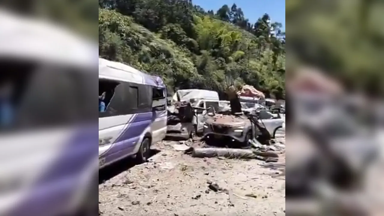 An explosive device was detonated on the Pan-American Highway, in the El Túnel sector of Cajibío, in an indiscriminate attack against the civilian population that, preliminarily, leaves 7 civilians dead and more than 20 seriously injured. It is a tragedy that tears us apart as a department and deeply mourns our families. There are not enough words for the pain we feel today._X @OctavioGuzmanGu