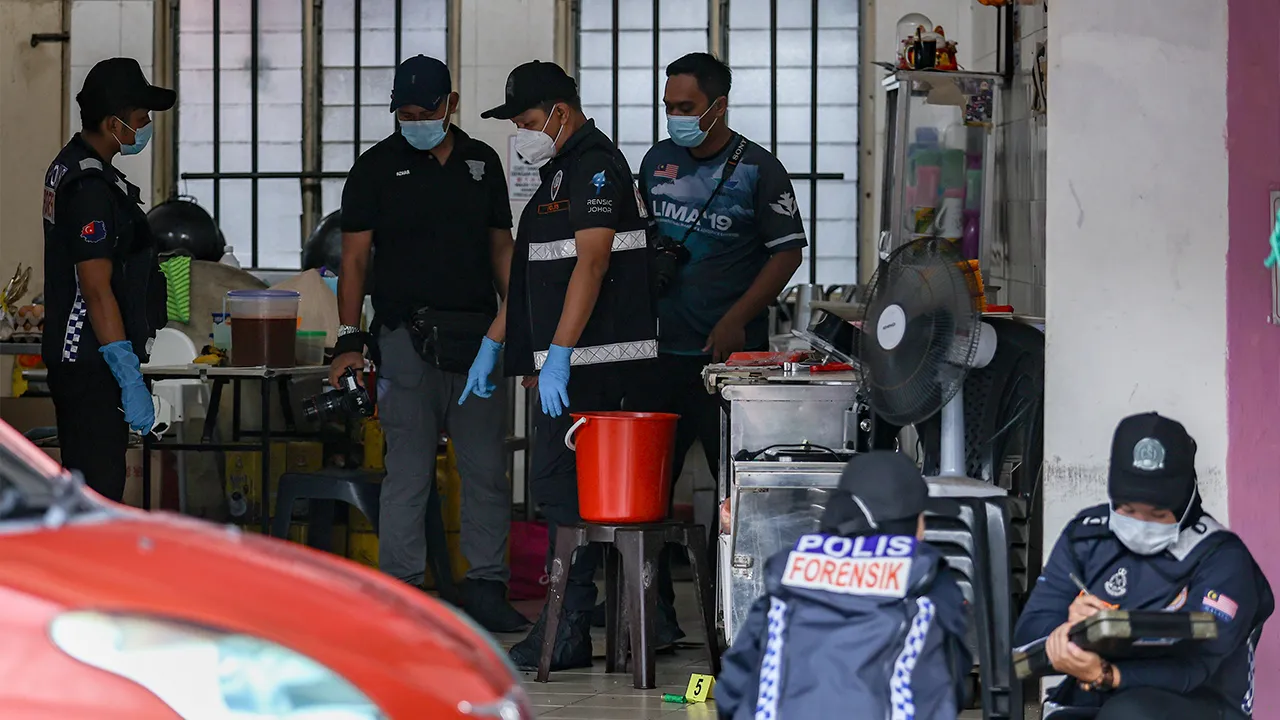 KOTA TINGGI, 19 April -- Anggota polis forensik menjalankan kerja-kerja siasatan di lokasi kejadian tembakan di Taman Kota Jaya, Kota Tinggi hari ini._BERNAMA