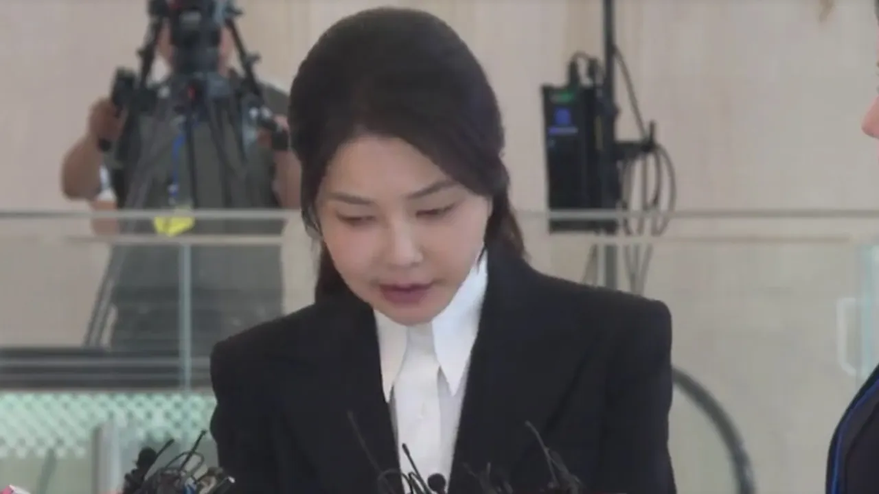 SEOUL, SOUTH KOREA (AUGUST 6, 2025) (AGENCY POOL)  KIM COMING OFF ESCALATOR / KIM WALKING TOWARD MEDIA  (SOUNDBITE) (Korean) SOUTH KOREA'S FORMER FIRST LADY, KIM KEON HEE, SAYING:  "I am truly sorry that a nobody like me has caused concern to the people. I will cooperate faithfully with the investigation."  JOURNALISTS ASKING QUESTION  KIM: "I'm sorry."  JOURNALISTS ASKING QUESTIONS  KIM CONTINUING TO WALK AWAY