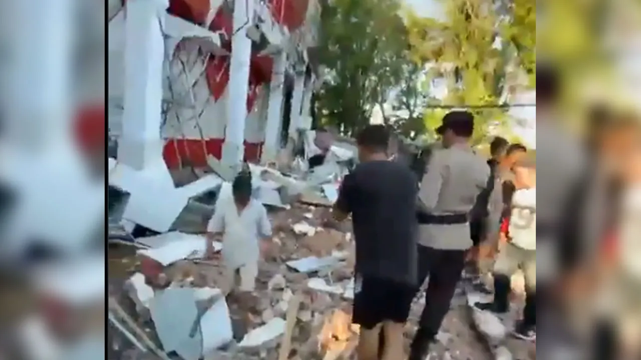 gempa 7.4 di manado. sepertinya ada korban jiwa. Mari kita doakan semua baik2 saja. Aamiin.