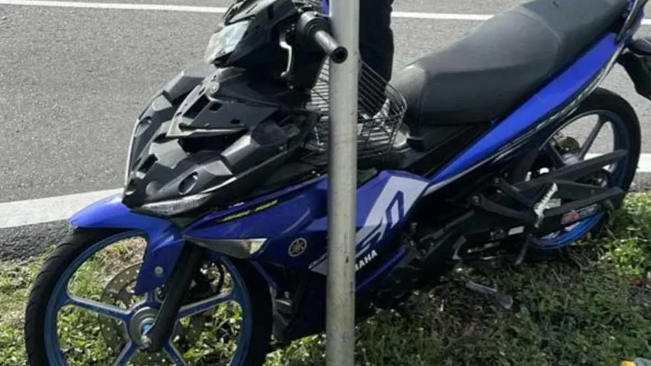Motosikal ditunggang mangsa mengalami kerosakan selepas terlibat dalam kemalangan di Kilometer 48, Jalan Persekutuan di Sabak Bernama pada Ahad.