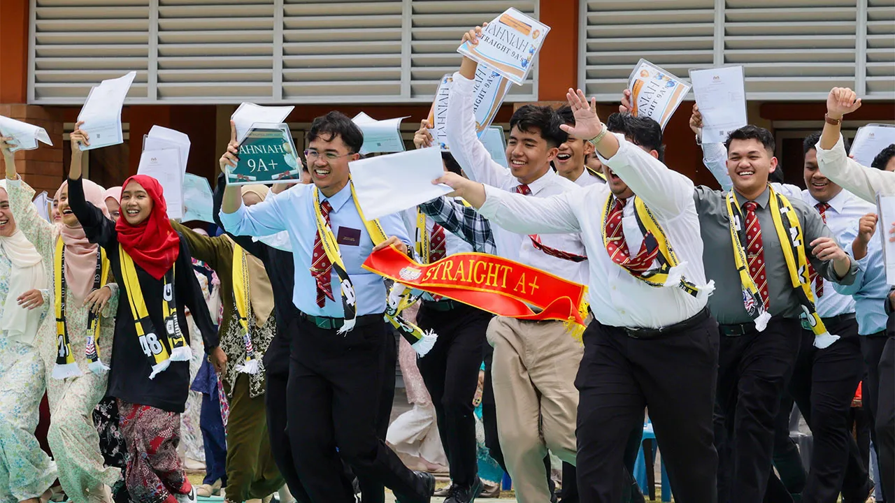 KUALA NERUS, 31 Mac -- Gelagat pelajar cemerlang Sijil Pelajaran Malaysia (SPM) 2025 Sekolah Menengah Sains Sultan Mahmud (SESMA) meraikan kejayaan mereka, hari ini.  SESMA dinobatkan sekolah terbaik di Terengganu bagi SPM 2025 dengan 10 calon mendapat A+ dalam semua mata pelajaran._BERNAMA