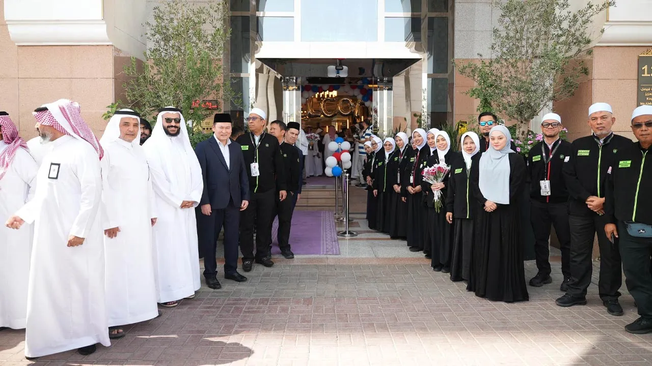 Dato Syed Mohamad Bakri (4 dari kiri) bersama para petugas haji bersedia menyambut ketibaan jemaah KT001