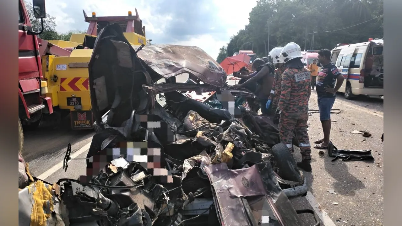 Suami isteri antara tiga maut, van dirempuh treler Van tersebut  dilanggar di bahagian belakang oleh sebuah treler yang dipandu lelaki tempatan berusia lingkungan 20-an