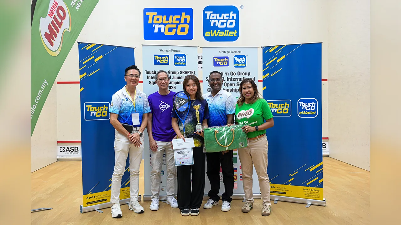 KUALA LUMPUR, 5 April -- Atlet skuasy remaja negara, Whitney Isabelle Wilson menerima piala juara bagi kategori perempuan bawah 19 tahun pada Kejohanan Skuasy Remaja Terbuka Antarabangsa SRAFTKL 2026 tajaan Touch 'n Go di Pusat Skuasy Nasional hari ini.  --fotoBERNAMA (2026) HAK CIPTA TERPELIHARA