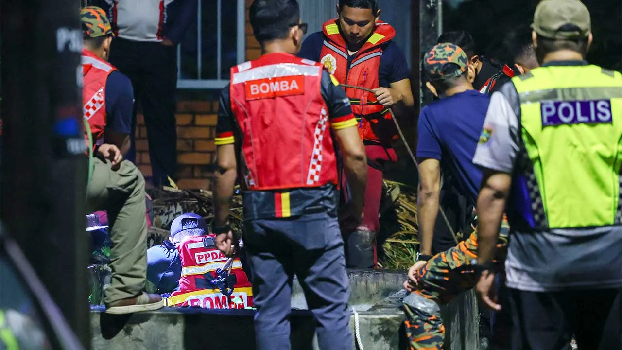 KAJANG, 1 Mei -- Pasukan Penyelamat Di Air (PPDA) Jabatan Bomba dan Penyelamat Malaysia menjalankan operasi mencari dan menyelamat seorang kanak-kanak perempuan berusia sembilan tahun dikhuatiri lemas akibat dibawa arus deras selepas terjatuh ke dalam longkang di Bandar Mahkota Cheras petang tadi.  Penolong Pengarah Bahagian Operasi, Jabatan Bomba dan Penyelamat Malaysia (JBPM) Selangor, Ahmad Mukhlis Mukhtar berkata pihaknya menerima panggilan kecemasan berhubung kejadian berkenaan yang berlaku di Kondomin