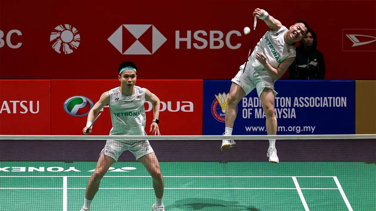 KUALA LUMPUR, 21 Mei -- Beregu lelaki negara yang juga pilihan pertama kejohanan Aaron Chia dan Soh Wooi Yik ketika menentang beregu Perancis Julien Maio dan William Villeger pada Kejohanan Perodua Malaysia Masters 2026 di Unifi Arena Bukit Jalil hari ini.  Keputusan perlawanan Aaron dan Wooi Yik menang 21-12 dan 21-10. --fotoBERNAMA (2026) HAK CIPTA TERPELIHARA