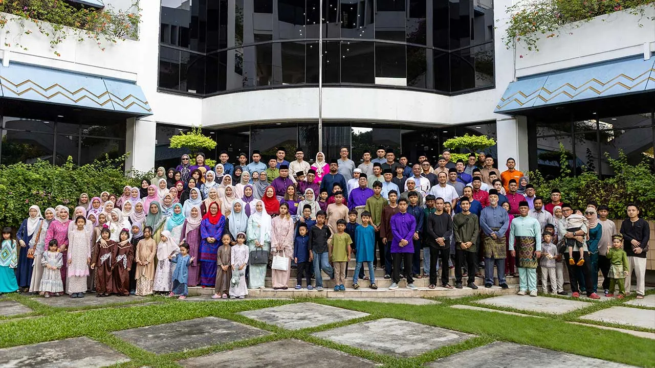 JAKARTA, 27 Mei -- Rakyat Malaysia di Jakarta meraikan Aidiladha di Kedutaan Besar Malaysia dalam suasana penuh meriah walaupun sederhana, sekali gus mengubat kerinduan terhadap keluarga dan kampung halaman.  Lebih 250 rakyat Malaysia di perantauan yang terdiri daripada pegawai dan kakitangan kedutaan bersama keluarga, pelajar, serta komuniti Malaysia yang menetap di sini berkumpul sejak 7 pagi bagi menunaikan solat sunat Aidiladha dan seterusnya melaksanakan ibadah korban secara gotong-royong.  -- fotoBERN