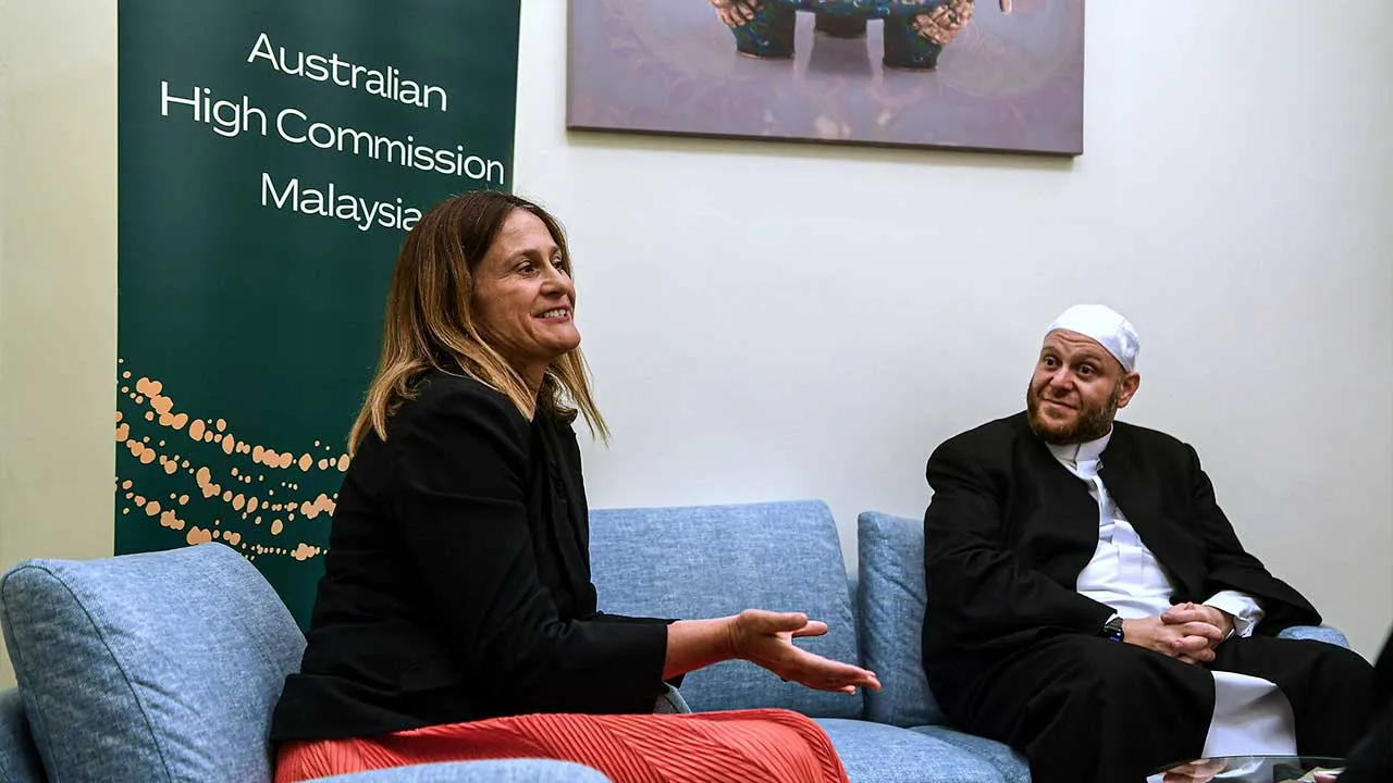 KUALA LUMPUR, May 13 -- Australian High Commissioner to Malaysia Danielle Heinecke (left) with President of the Australian National Imams Council Imam Shadi Alsuleiman during a press conference at the Australia Celebrates Its Islamic History with Model of Adelaide City Mosque at Islamic Arts Museum Malaysia today.  --fotoBERNAMA (2026) COPYRIGHTS RESERVED