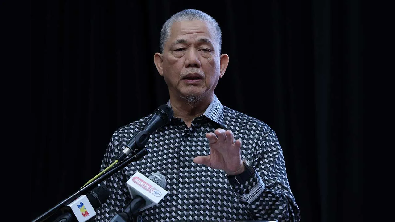 PUTRAJAYA, 22 Mei -- Timbalan Perdana Menteri merangkap Menteri Peralihan Tenaga dan Transformasi Air Datuk Seri Fadillah Yusof ketika berucap pada Majlis Pelancaran Inisiatif Rebat Solar Sustainable Renave & Incentive Assistanve (SuRIA) Home dan Perhimpunan Bulanan (PETRA) bagi Bulan Mei 2026 di Menara (PETRA) hari ini.  --fotoBERNAMA (2026) HAK CIPTA TERPELIHARA