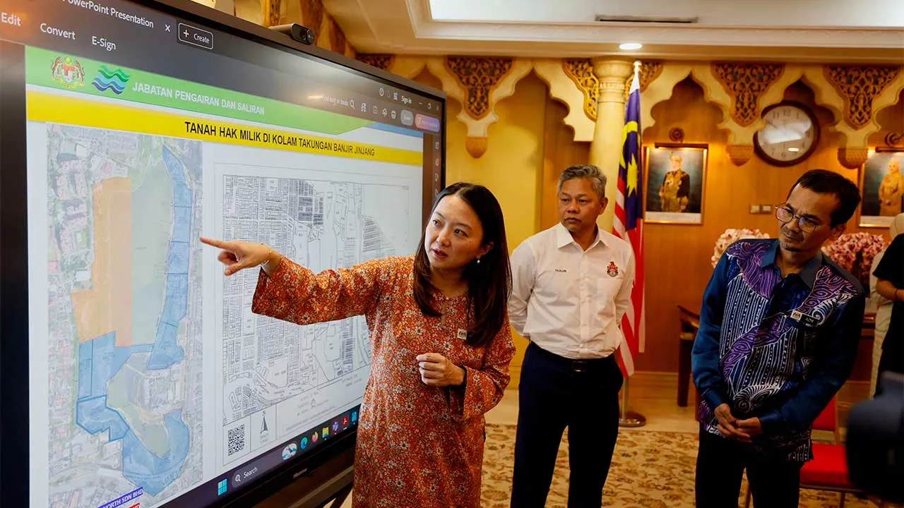 KUALA LUMPUR, 12 Mei -- Menteri di Jabatan Perdana Menteri (Wilayah Persekutuan), Hannah Yeoh melihat lokasi tanah hak milik di kolam takungan banjir di Jinjang pada sidang akhbar mitigasi banjir di Kuala Lumpur di Dewan Bandaraya Kuala Lumpur (DBKL), hari ini.  Turut hadir Datuk Bandar Kuala Lumpur, Datuk Seri TPr Fadlun Mak Ujud (tengah).  --fotoBERNAMA (2026) HAK CIPTA TERPELIHARA
