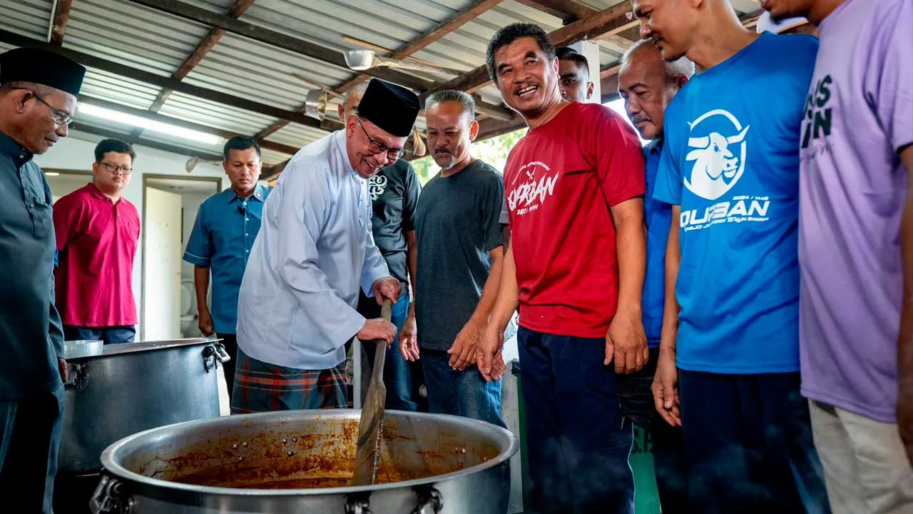 Hari ini saya pulang sebentar ke Permatang Pauh, Pulau Pinang sambil menyantuni rakyat pada Majlis Korban Perdana di Masjid Jamek Cerok Tokun Bawah sempena Hari Raya Aidiladha.