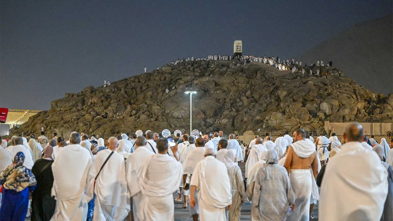 AFARAH, 26 Mei -- Jemaah haji meluangkan masa memanjatkan doa, berzikir dan bermunajat di Jabal Rahmah di Padang Arafah.  Padang Arafah menjadi saksi kepada kebesaran Islam apabila dibanjiri jutaan jemaah haji dari seluruh pelusuk dunia yang akan menunaikan kemuncak ibadah Haji pada 26 Mei bersamaan 9 Zulhijjah 1447 Hijrah.  --fotoBERNAMA (2026) HAK CIPTA TERPELIHARA