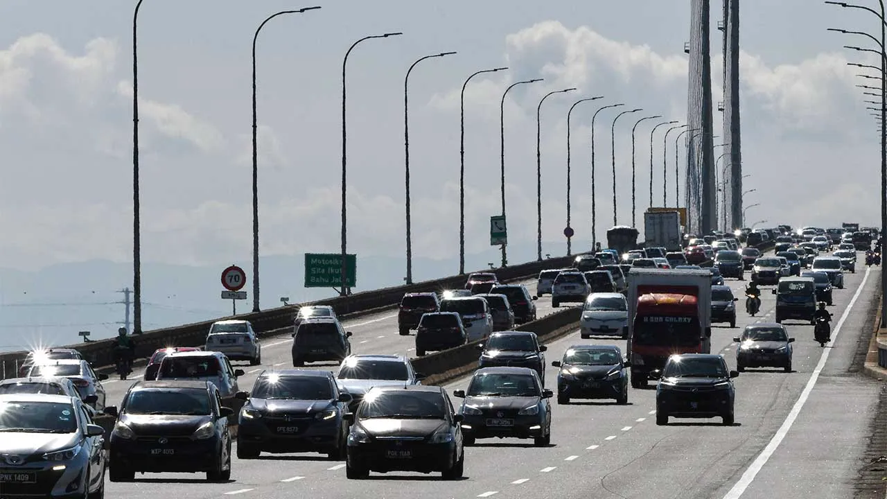 GEORGE TOWN, 5 April — Aliran trafik sesak di Jambatan Pulau Pinang hari ini apabila orang ramai kembali ke destinasi masing-masing selepas cuti perayaan Hari Raya Aidilfitri.  PLUS Malaysia Berhad (PLUS) menjangkakan lebih dua juta kenderaan sehari akan menggunakan rangkaian lebuh rayanya sepanjang tempoh tiga hari bermula semalam, susulan pergerakan pulang warga kota selepas cuti Aidilfitri.   —fotoBERNAMA (2025) HAK CIPTA TERPELIHARA