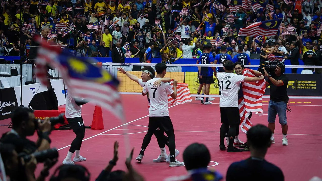 KUALA LUMPUR, 19 Mei -- Pemain sepak takraw kebangsaan meraikan kemenangan selepas beraksi menentang India pada perlawanan akhir acara kuadran pada Kejohanan Piala Dunia Sepak Takraw 2026 di Stadium Titiwangsa hari ini.  Skuad negara yang dibarisi Muhammad Afifuddin, Muhammad Shahalril Aiman Halim, Muhammad Fetri Mohd Halim, Amirul Zazwan Amir dan Aidil Aiman Azwawi berjaya menewaskan pasukan India sekali gus menjuarai acara itu.  Malaysia menang dengan keputusan 2-0.  --fotoBERNAMA (2026) HAK CIPTA TERPELI