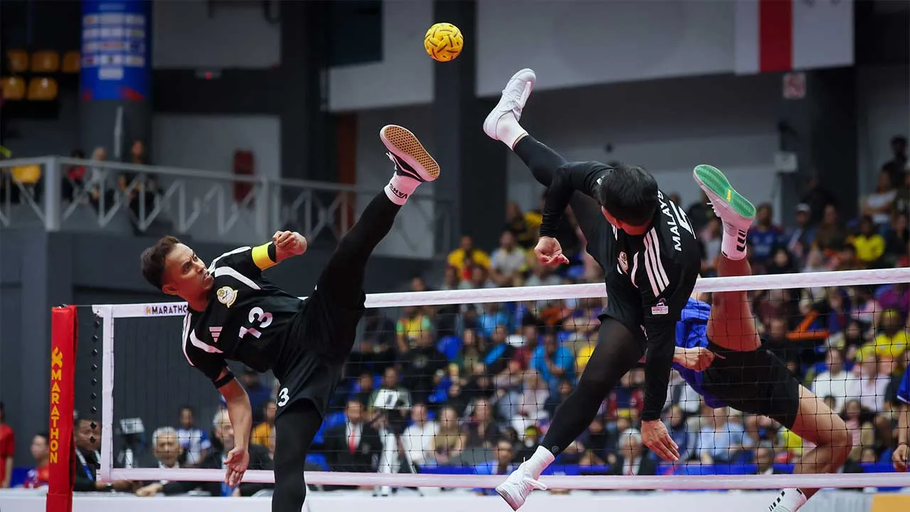 KUALA LUMPUR, 21 Mei -- Skuad regu sepak takraw negara beraksi menentang Myanmar acara regu berpasukan pada Kejuaraan Piala Dunia Sepak Takraw 2026 di Stadium Titiwangsa hari ini.  Malaysia muncul juara Kumpulan B acara berpasukan Piala Dunia Sepak Takraw 2026 selepas mencatat kemenangan bergaya 3-0 ke atas Myanmar pada aksi terakhir kumpulan.  --fotoBERNAMA (2026) HAK CIPTA TERPELIHARA