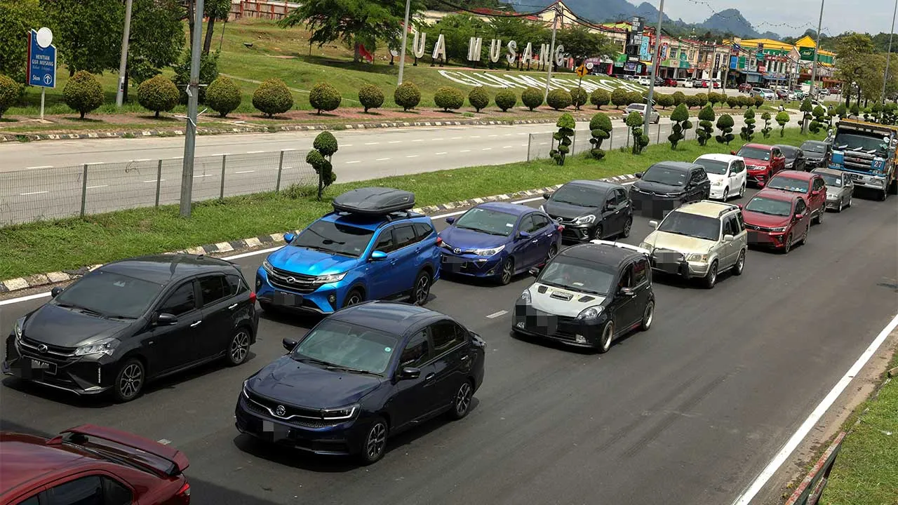GUA MUSANG, 23 Mei -- Aliran trafik di Jalan Gua Musang menghala ke Kuala Krai berdekatan Persimpangan Bendahara bergerak lancar namun jumlah kenderaan hari ini menunjukkan peningkatan dari masa ke semasa susulan kepulangan warga kota sempena cuti persekolahan dan sambutan Aidiladha ketika tinjauan hari ini.  --f otoBERNAMA (2026) HAK CIPTA TERPELIHARA