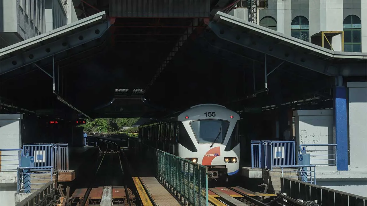 KUALA LUMPUR, 14 Sept -- Tren baharu bagi LRT laluan Kelana Jaya memulakan operasinya hari ini.  Pengoperasian tren baharu itu akan terus menambahbaik kekerapan tren di laluan berkenaan dengan sasaran kekerapan setiap tiga minit dapat dicapai menjelang akhir Oktober ini.  --fotoBERNAMA (2023) HAK CIPTA TERPELIHARA