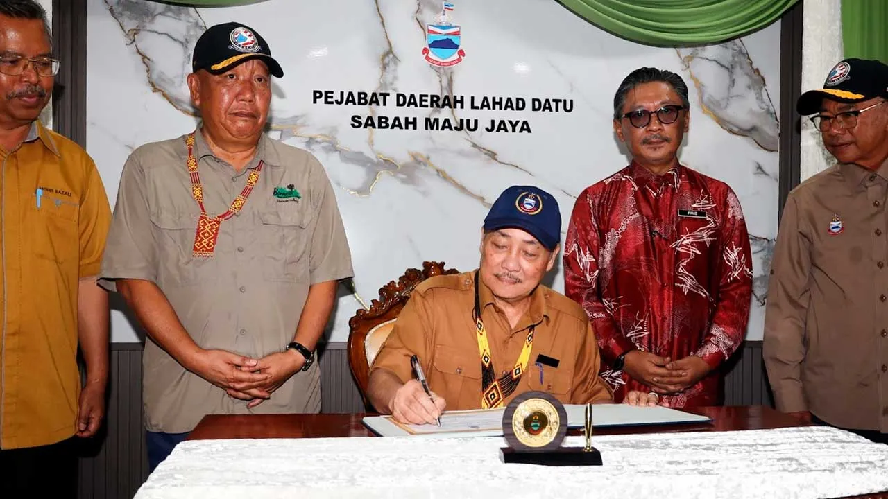 Lahad Datu memainkan peranan penting dalam memastikan keselamatan dan kestabilan kawasan ESS Zone terus terpelihara. Ketika berucap pada Program Jelajah SMJ di Lahad Datu, saya menegaskan bahawa pengukuhan keselamatan di kawasan ESS Zone akan terus diperkasakan melalui penggunaan teknologi canggih termasuk kecerdasan buatan (AI), dron, radar dan analisis data raya bagi memastikan pemantauan yang lebih berkesan serta respons yang lebih pantas terhadap sebarang ancaman.