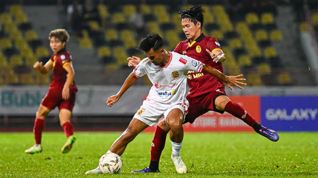 SEREMBAN, 16 Mei -- Pemain Negeri Sembilan FC Kei Oshiro (kanan) bersaing mendapatkan bola dari pemain Kelantan The Real Warriors FC Muhammad Asraf Aliffuddin Yasin pada perlawanan Liga Super di Stadium Tuanku Abdul Rahman Paroi hari ini.  Keputusan penuh, Negeri Sembilan 2-1 Kelantan The Real Warriors FC.  --fotoBERNAMA (2026) HAK CIPTA TERPELIHARA