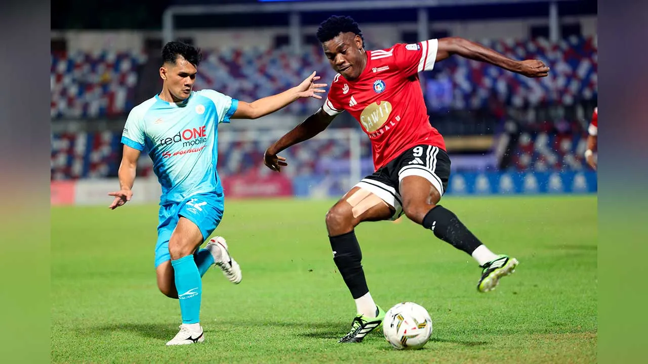 KOTA KINABALU, 2 Mei -- Penyerang Sabah FC, Kervens Belfort (kanan) cuba untuk melepasi kawalan pemain pertahanan PDRM FC dalam saingan Liga Super di Stadium Likas malam tadi.  --fotoBERNAMA (2026) HAK CIPTA TERPELIHARA