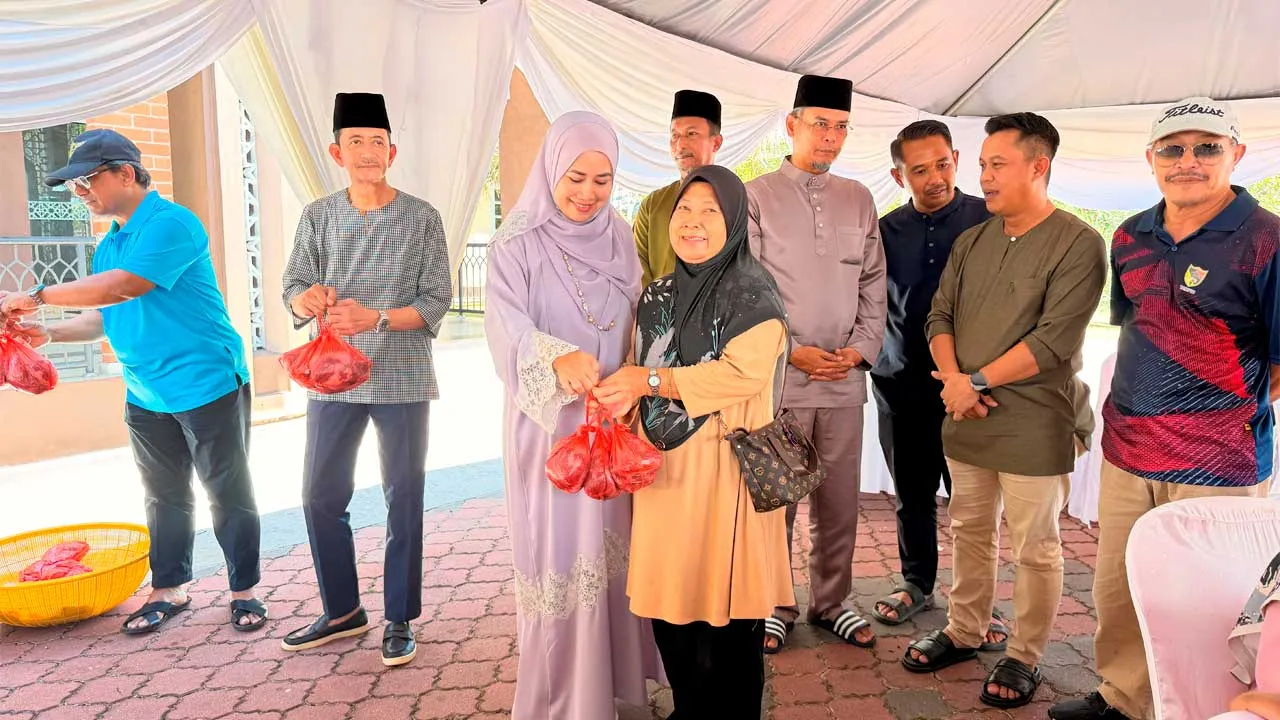Cik Puan Isteri Anis binti Sobari yang ditemani Yang Teramat Mulia Tunku Besar Tampin, Tunku Syed Razman bin Tunku Syed Idrus Al-Qadri menyampaikan sumbangan daging korban kepada penerima di Majlis Ibadah Korban sempena Aidiladha, di Perkarangan Surau Al- Khusyu', Balai Kediaman Rasmi Tunku Besar Tampin, hari ini.