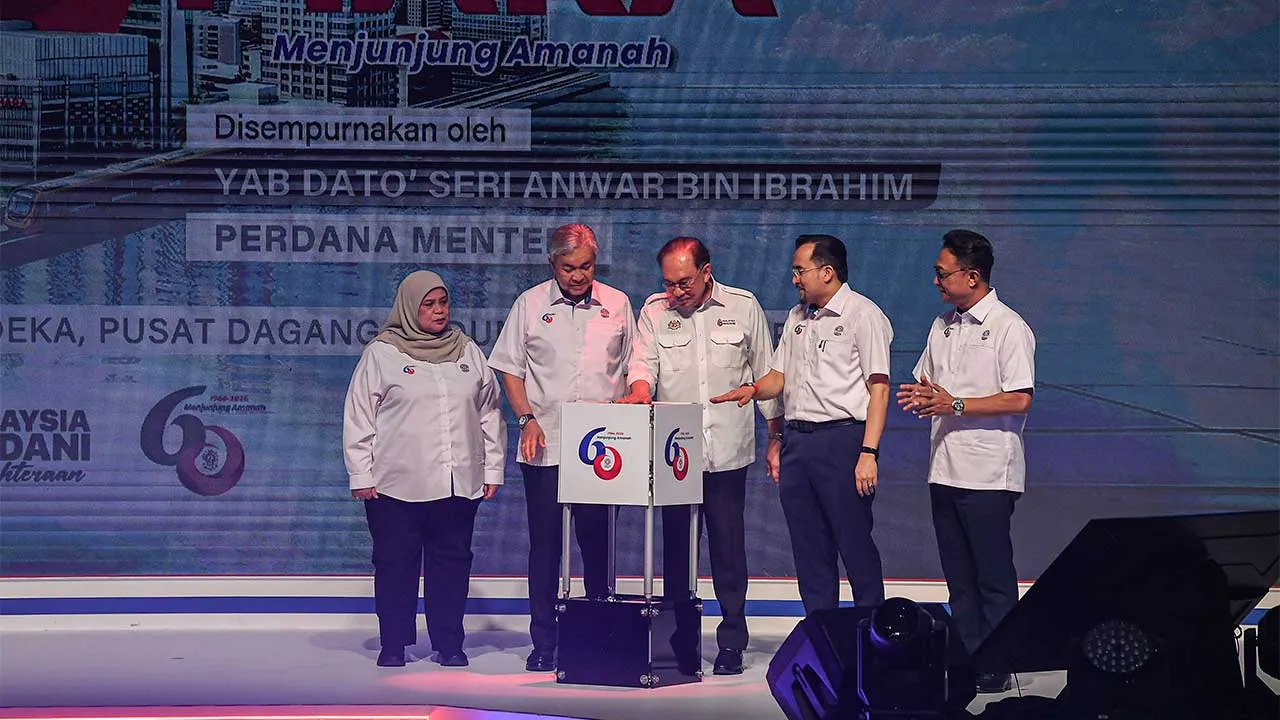 KUALA LUMPUR, 3 Mei -- Perdana Menteri Datuk Seri Anwar Ibrahim (tengah) menyempurnakan gimik perasmian Majlis Sambutan 60 Tahun Majlis Amanah Rakyat (MARA) di Dewan Merdeka, Pusat Dagangan Dunia Kuala Lumpur hari ini.  Turut hadir Timbalan Perdana Menteri merangkap Menteri Kemajuan Desa dan Wilayah Datuk Seri Dr Ahmad Zahid Hamidi (dua, kiri), Timbalan Menteri Kemajuan Desa dan Wilayah, Datuk Rubiah Wang (kiri), Pengerusi MARA, Datuk Dr Asyraf Wajdi Dusuki (dua, kanan) dan Ketua Pengarah MARA, Datuk Zulfik