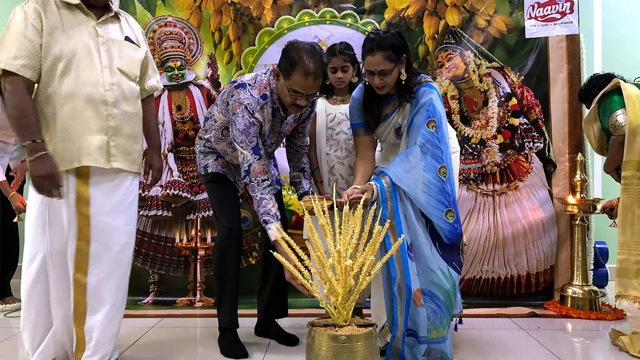 SHAH ALAM, 3 Mei -- Exco Sumber Manusia dan Pembasmian Kemiskinan Negeri Selangor, V Papparaidu menyempurnakan upacara Naira Para pada Majlis Sambutan Perayaan Vishu di Dewan Azalea, Seksyen 25, Taman Sri Muda malam ini. -- fotoBERNAMA (2026) HAK CIPTA TERPELIHARA