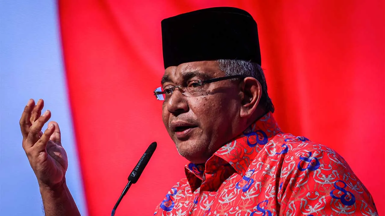 KUALA LUMPUR, 2 Mei -- Pengerusi Badan Perhubungan UMNO Negeri Selangor, Datuk Megat Zulkarnain Omardin berucap pada Konvensyen 80 Tahun UMNO di Pusat Dagangan Dunia Kuala Lumpur (WCTKL) hari ini.  --fotoBERNAMA (2026) HAK CIPTA TERPELIHARA