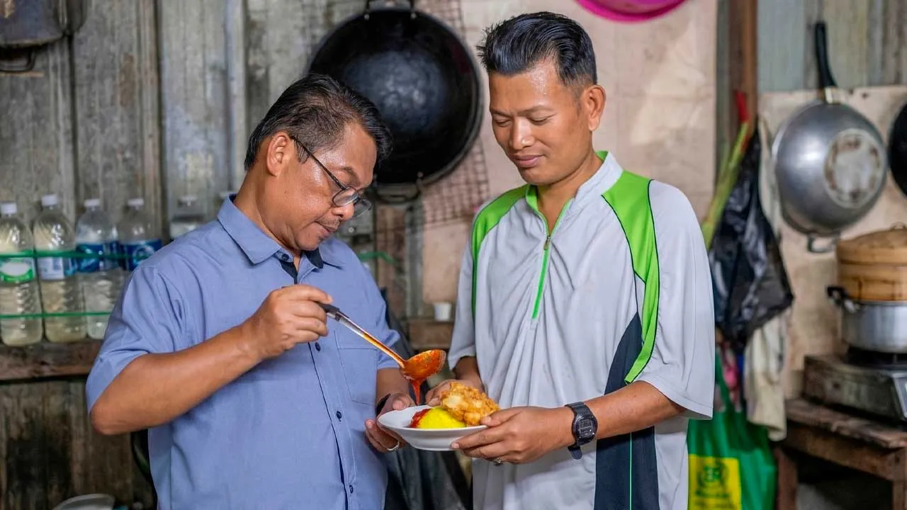 Syukur, Nasi Kuning Tok Mus kini boleh dinikmati orang KK. Kalau semuanya berjalan lancar, Jumadi boleh menjual 100 paket sehari pada harga RM8, sebulan dah boleh jana RM20,000! 
