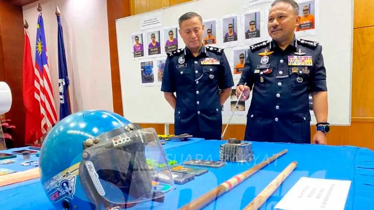 Mohd Yusoff (kanan) menunjukkan barang kes yang dipercayai digunakan untuk mencederakan mangsa.