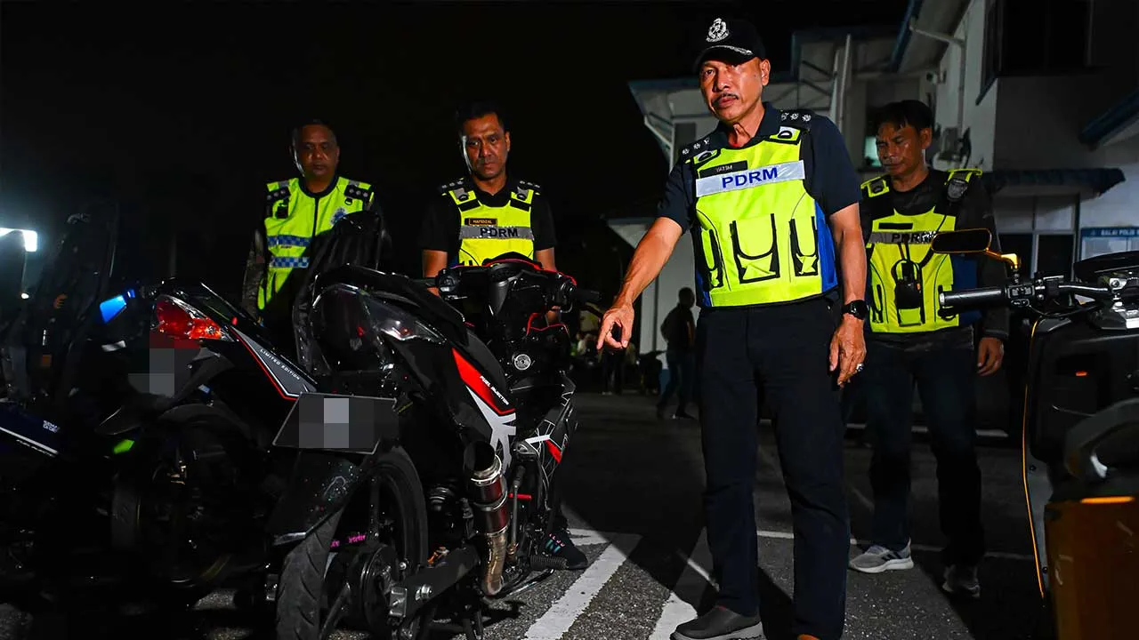 SEREMBAN, 31 Mei -- Ketua Polis Daerah Seremban ACP Mohd Yatim Osman (dua, kanan) menunjukkan kesalahan pengubahsuaian pada motosikal yang disita semasa Op Bersepadu Motosikal (Samseng Jalanan) di Jalan Persiaran Senawang 1, awal pagi tadi.  Katanya, operasi yang dijalankan selama empat jam bermula 1 pagi itu, turut melibatkan kerjasama beberapa agensi penguat kuasa dan memberi tumpuan kepada lokasi sering menjadi tempat berkumpul golongan bermotosikal serta aktiviti samseng jalanan.  --fotoBERNAMA (2026) H