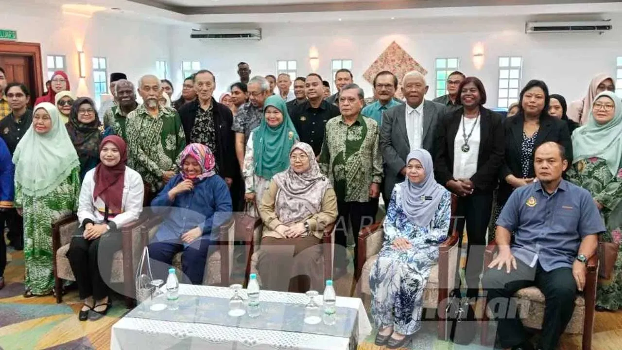 JOHOR BAHRU - Parti Keadilan Rakyat (PKR) akan membincangkan tindakan terhadap beberapa Ahli Parlimennya yang hadir dan bergambar bersama bekas Timbalan Presiden, Datuk Seri Rafizi Ramli dan bekas Naib Presiden, Nik Nazmi Nik Ahmad dalam program pengumuman hala tuju politik di sini pada Ahad.