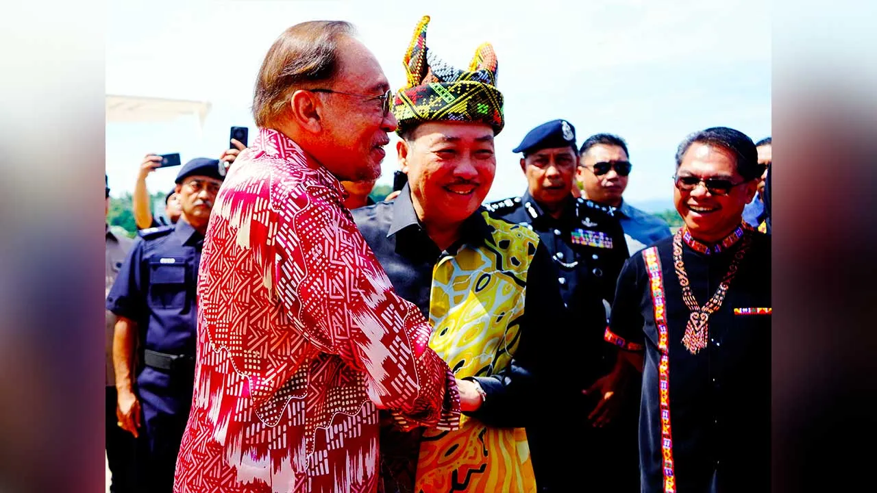KOTA KINABALU 30 Mei -- Perdana Menteri Datuk Seri Anwar Ibrahim ketika tiba bagi menyempurnakan Perasmian Pesta Kaamatan Peringkat Negeri Sabah 2026 di Hongkod Koisaan, Persatuan Kebudayaan Kadazan Dusun (KDCA) di Penampang hari ini.  Turut kelihatan, Ketua Menteri Sabah Datuk Seri Hajiji Noor.  Acara kemuncak selama dua hari itu dijangka dihadiri puluhan ribu pengunjung.  -- fotoBERNAMA (2026) HAK CIPTA TERPELIHARA