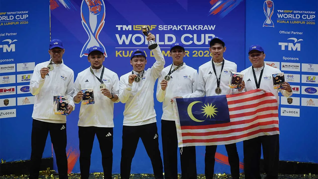 KUALA LUMPUR, 19 Mei -- Pasukan sepak takraw kebangsaan menjulang piala kejuaraan selepas berjaya menewaskan India pada perlawanan akhir acara kuadran pada Kejohanan Piala Dunia Sepak Takraw 2026 di Stadium Titiwangsa hari ini.  Malaysia menang dengan keputusan 2-0.  --fotoBERNAMA (2026) HAK CIPTA TERPELIHARA