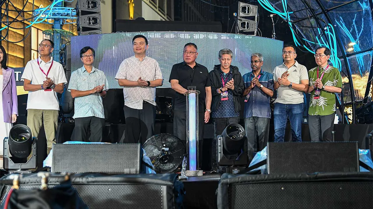 KUALA LUMPUR, 30 April -- Menteri Pelancongan, Seni dan Budaya Datuk Seri Tiong King Sing (tengah) pada gimik Pelancaran Rain Music Festival 2026 di Perkarangan Pavillion Bukit Bintang hari ini.  -- fotoBERNAMA (2026) HAK CIPTA TERPELIHARA