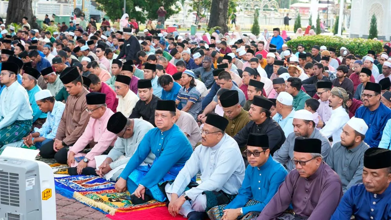 Raja Muda Perlis, Tuanku Syed Faizuddin Putra Jamalullail dan Raja Puan Muda Perlis, Tuanku Dr. Hajah Lailatul Shahreen Akashah Khalil berkenan berangkat menunaikan Solat Sunat Hari Raya Aidiladha di Dataran Istiadat Istana Arau, pagi ini. - Foto Istana Arau