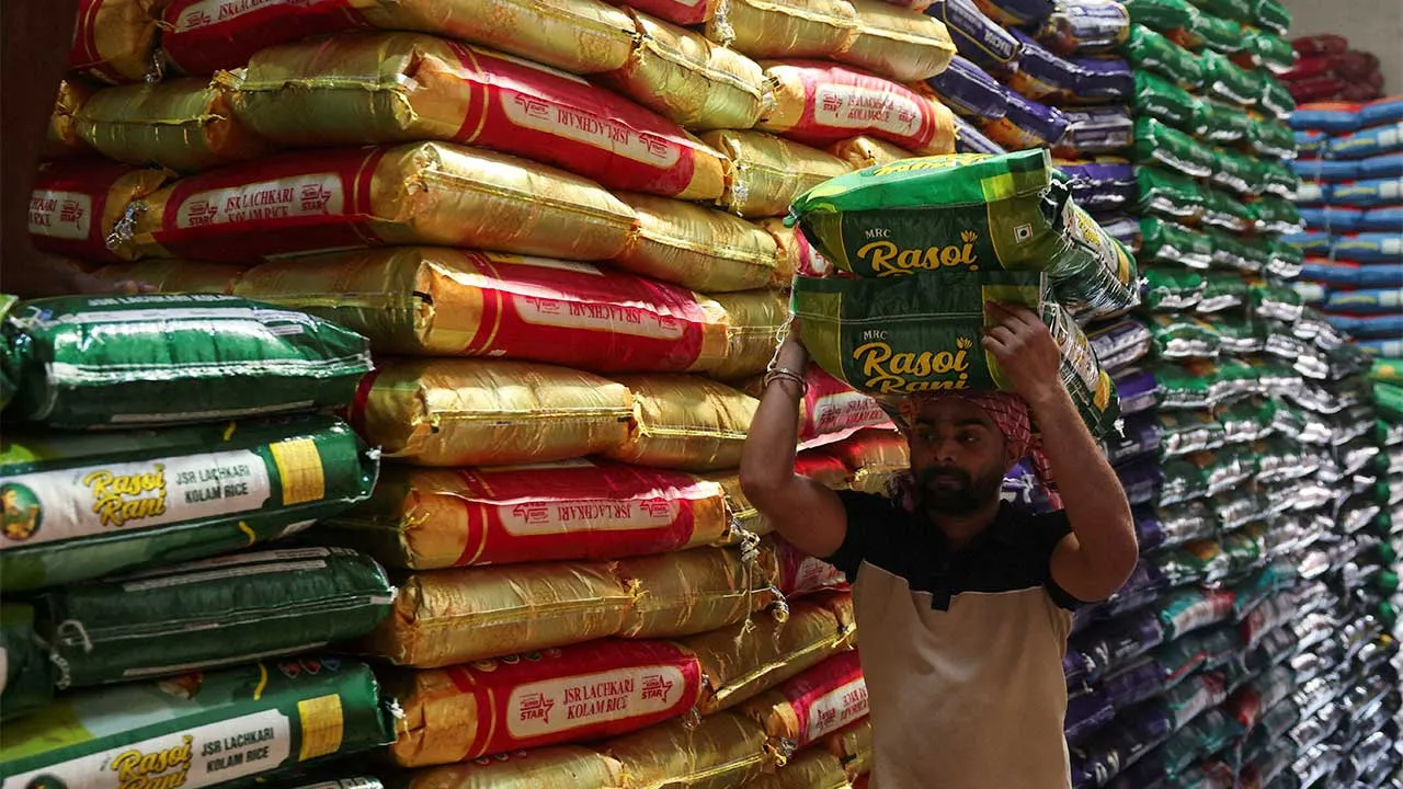 FILE PHOTO: A worker carries sacks of rice inside a warehouse at a wholesale market in Navi Mumbai, India, January 13, 2026. REUTERS/Francis Mascarenhas/File Photo