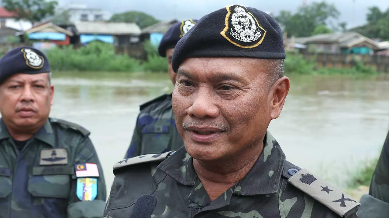 PASIR MAS, 26 Nov -- Komander Briged Tenggara PGA SAC Ahmad Radzi Hussain pada sidang media selepas meninjau paras kenaikan air Sungai Golok di Rantau Panjang susulan peningkatan mendadak sejak pagi tadi, ketika tinjauan hari ini.  Beliau turut meninjau pembinaan tembok kawad duri di sepanjang sempadan bagi memastikan keselamatan komuniti setempat serta memperkukuh kawalan ketika situasi banjir yang semakin tidak menentu.  Pemeriksaan itu dilakukan bagi menilai tahap kesiapsiagaan anggota PGA dan memastikan