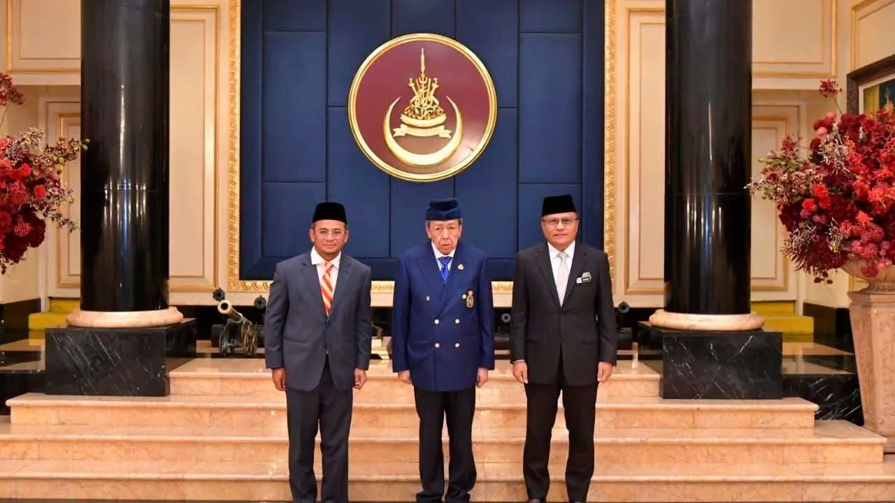 (Dari kiri) Menteri Besar, Datuk Seri Amirudin Shari, Sultan Selangor, Sultan Sharafuddin dan Peguam Negara, Tan Sri Mohd Dusuki Mokhtar di Istana Alam Shah, Klang. - Kredit FB Jabatan Peguam Negara Malaysia