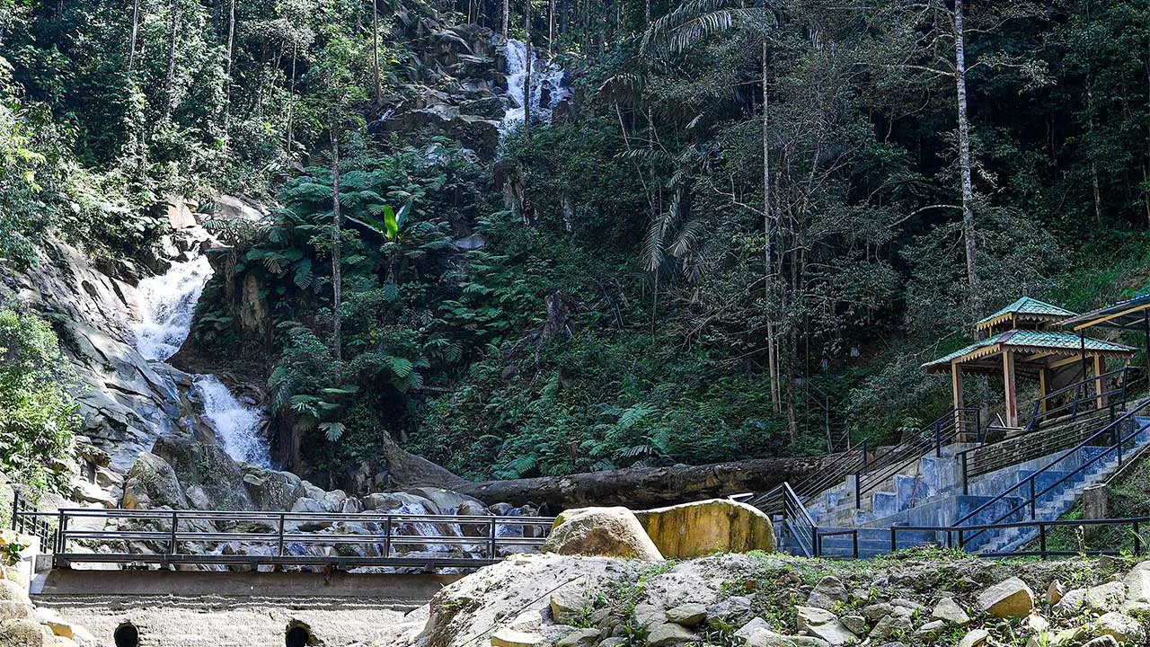 JELEBU, 12 Nov -- Keadaan terkini di sekitar kawasan rekreasi Taman Eko Rimba Jeram Toi yang masih dalam kerja-kerja penyelenggaraan, hari ini.  Orang ramai dinasihatkan untuk mematuhi notis pengosongan kawasan di Taman Eko Rimba Jeram Toi, yang kini masih ditutup kepada pengunjung bagi kerja-kerja pembaikan dan penyelenggaraan.  Pengarah Perhutanan Negeri Sembilan, Hamidi Abd. Halim berkata, peringatan itu selepas mendapati ada pihak tidak bertanggungjawab mengabaikan notis berkenaan dengan menceroboh dan 