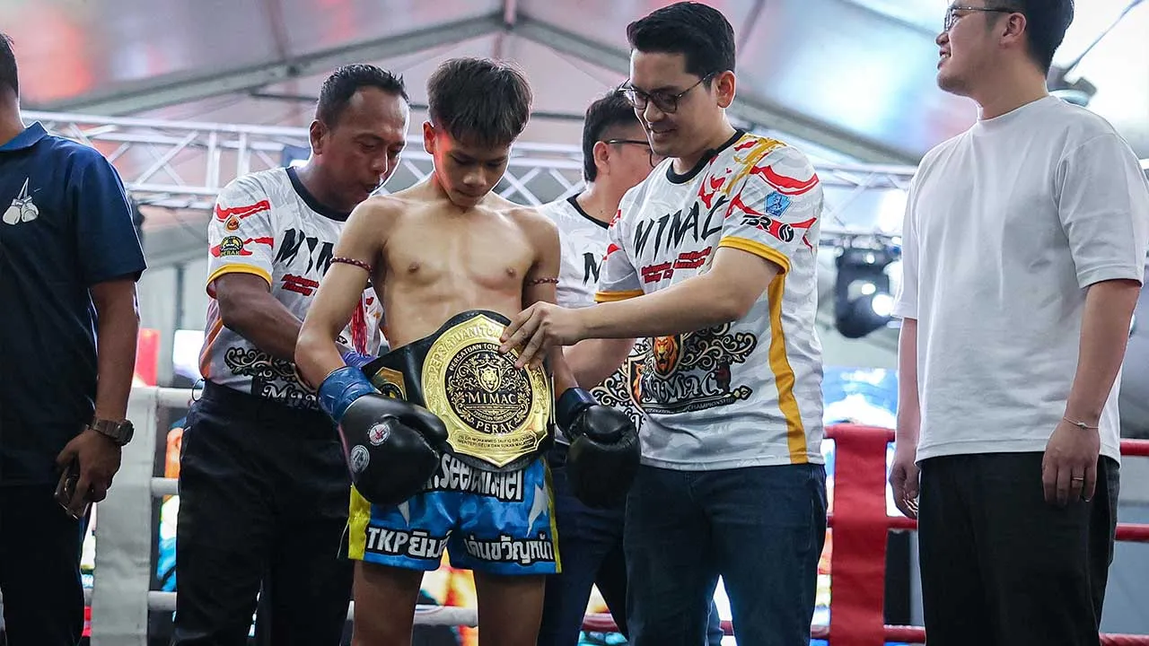 TAIPING, 3 Mei -- Menteri Belia dan Sukan Dr Mohammed Taufiq Johari bergambar bersama peninju Thailand, Phetpairin (tengah) selepas peninju tersebut memenangi perebutan tali pinggang kejuaraan pada kejohanan Malaysia International Muay Championship (MiMAC) 3.0 di Dataran Warisan malam ini.  --fotoBERNAMA (2026) HAK CIPTA TERPELIHARA