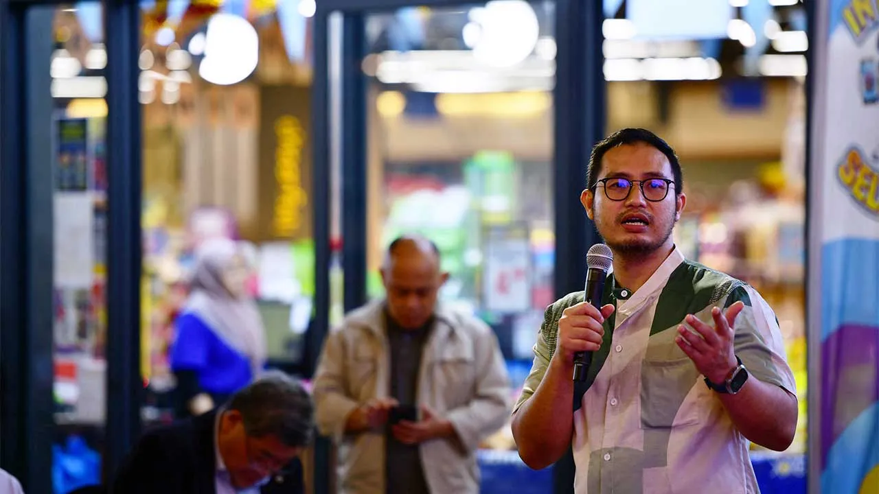 KUCHING, 22 Mei -- Wakil TikTok Malaysia, Ariff Zakaria, berkongsi pandangan semasa sesi perkongsian sempena Karnival Komuniti Kempen Internet Selamat anjuran Suruhanjaya Komunikasi dan Multimedia Malaysia (MCMC) bersama pengunjung di Tropics City Kuching, hari ini.  -- fotoBERNAMA (2026) HAK CIPTA TERPELIHARA