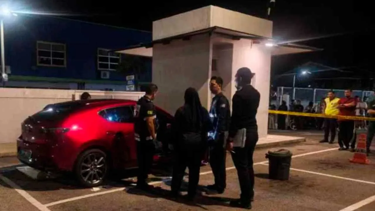Mangsa mengalami kecederaan di bahagian kanan leher selepas dipercayai ditikam ketika berada di dalam sebuah kereta jenis Mazda 3.
