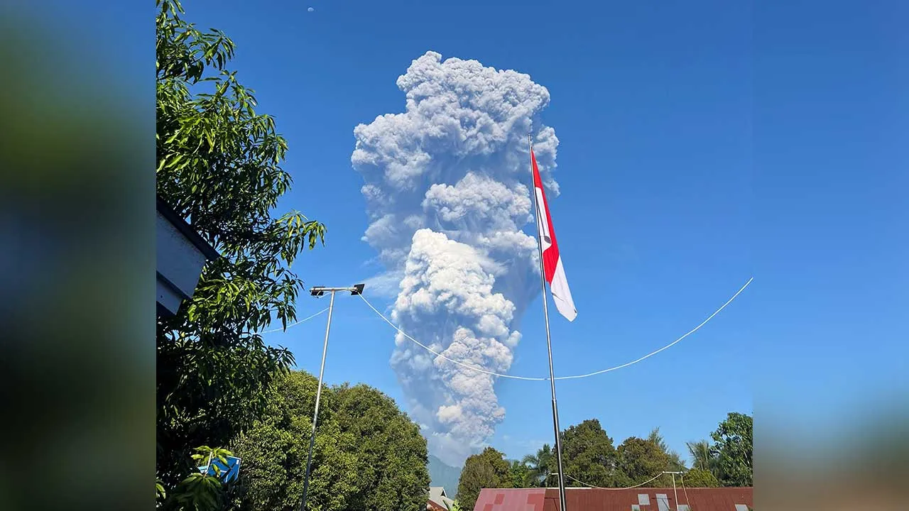 Smoke after the eruption of Mount Dukono in North Halmahera Regency, North Maluku, Indonesia, May 8, 2026, in this picture obtained from social media. Jhon Frengki Manipa/via REUTERS THIS IMAGE HAS BEEN SUPPLIED BY A THIRD PARTY. MANDATORY CREDIT. NO RESALES. NO ARCHIVES. Verification Lines: - Buildings, flagpole, floor and basketball stand matched file and satellite images. - Date verified by original file metadata.