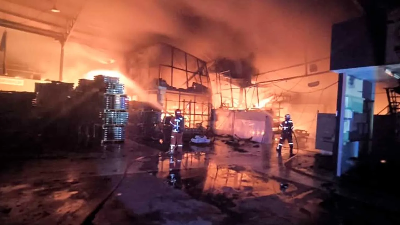 Anggota bomba bertungkus lumus memadamkan kebakaran kilang di Kawasan Perindustrian Ringan Sungai Siput. Foto JBPM Perak.