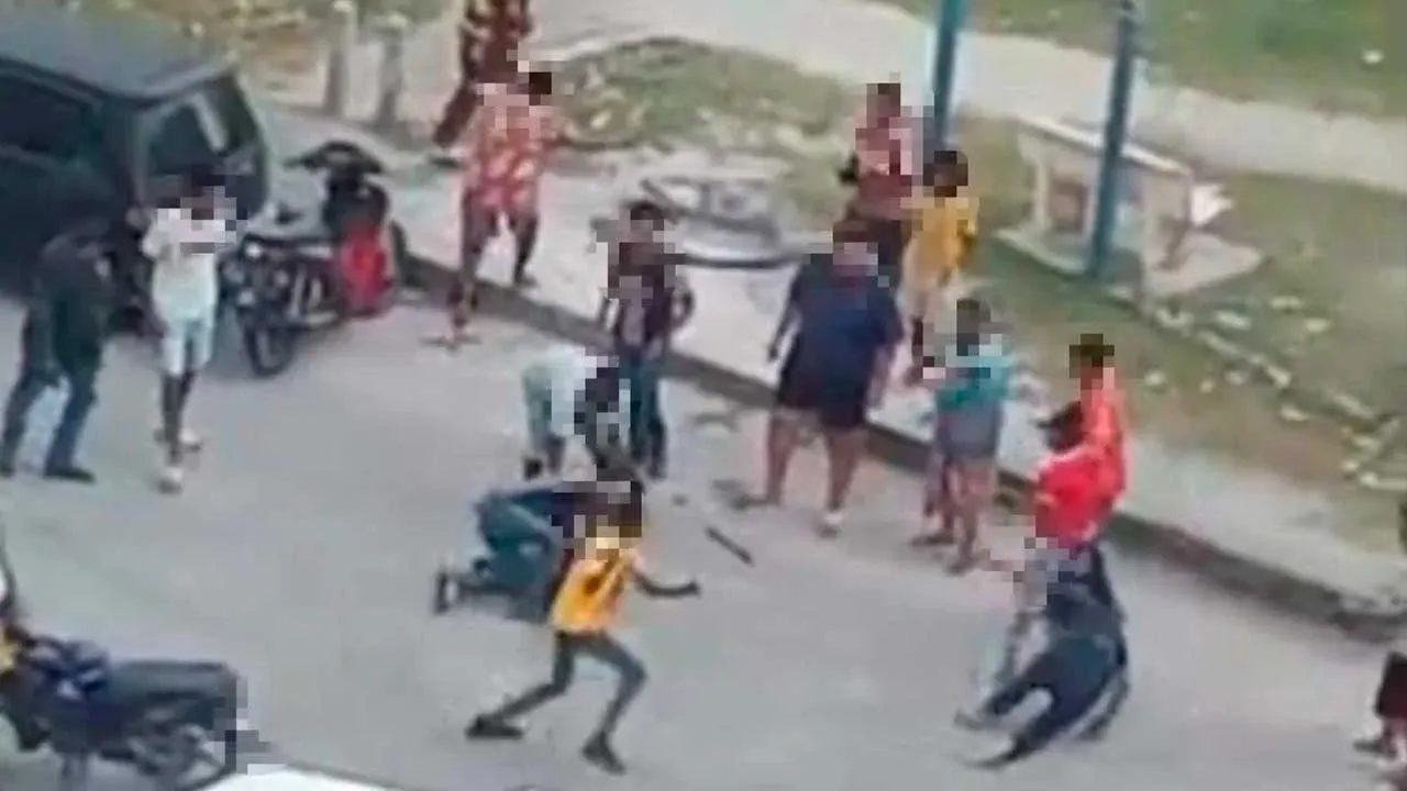 Rakaman video memaparkan pergaduhan melibatkan sekumpulan individu berhampiran kawasan Flat Perantau, Pelabuhan Klang tular di media sosial.