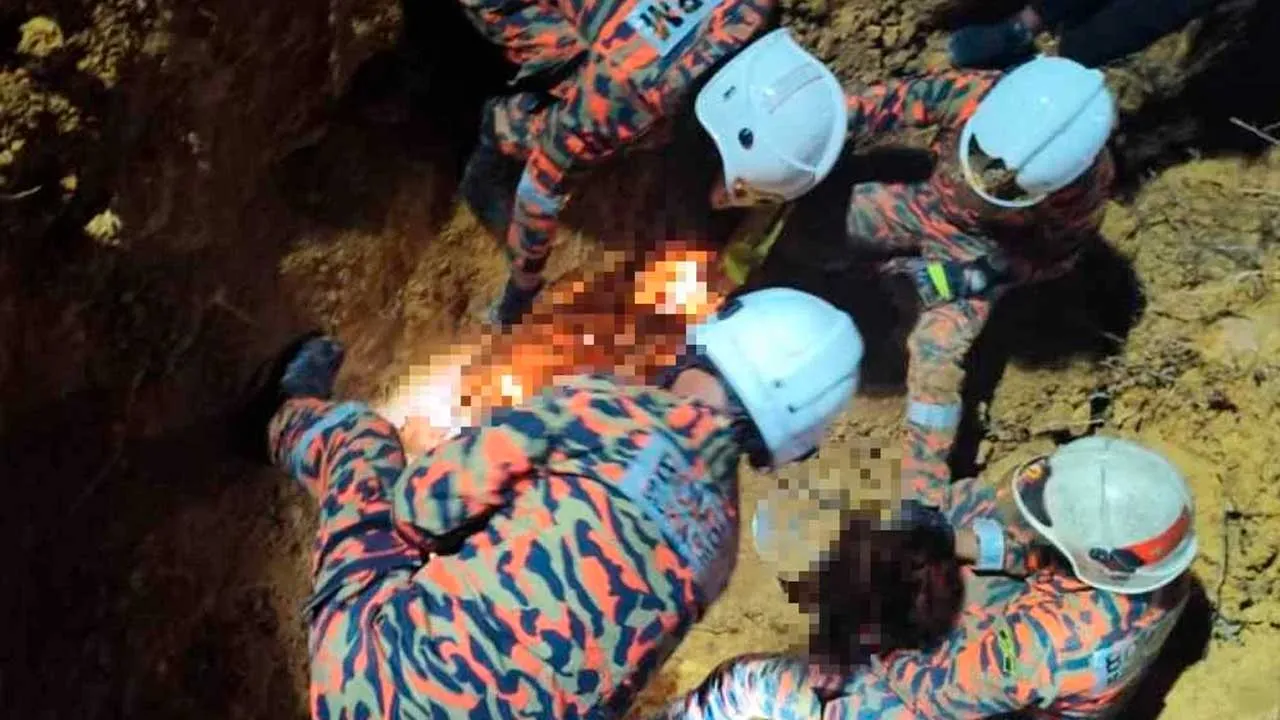 Operasi mencari dan menyelamat sedang dilakukan oleh anggota BBP Jeli di kawasan anak sungai Ladang Sawit Jerimbong, Jeli pada Rabu malam. Foto: JBPM