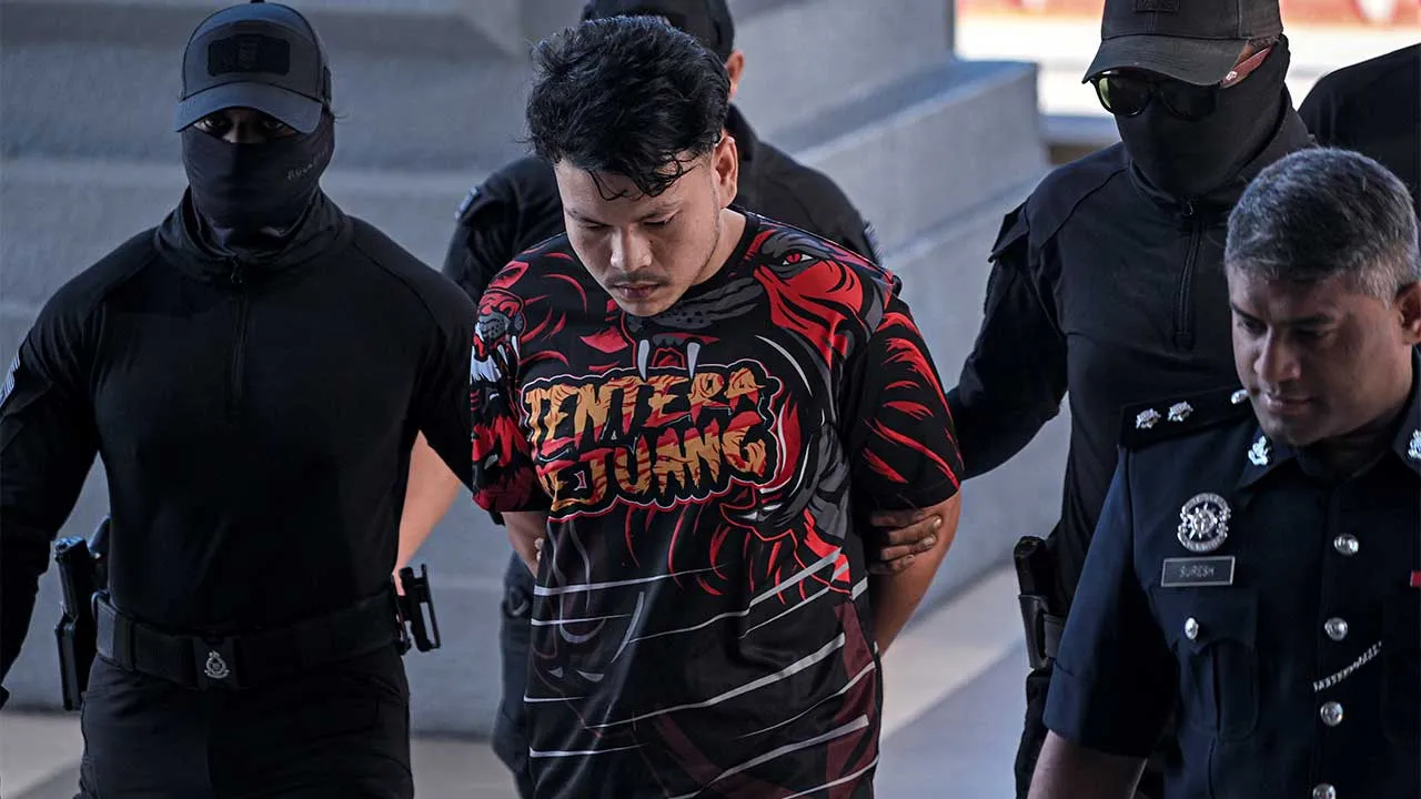 KUALA LUMPUR, 26 Mei -- Pemandu peribadi Muhamad Rafiqzam Hafeq Mohd Rosly, 23, mengaku tidak bersalah di Mahkamah Majistret hari ini, atas pertuduhan menculik seorang kanak-kanak perempuan berusia 11 tahun, minggu lepas.  Majistret Atiqah Mohamed @ Mohamad Saim membenarkan tertuduh diikat jamin RM5,000 dengan seorang penjamin, selain mengenakan syarat tambahan seperti dipohon pihak pendakwaan iaitu melaporkan diri di balai polis berhampiran sebulan sekali serta tidak mengganggu atau mendekati mangsa dan ke