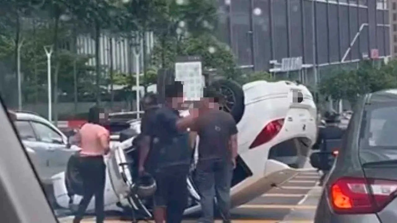 Gambar tular kemalangan membabitkan tiga kenderaan di Wangsa Maju, Kuala Lumpur pada Khamis.
